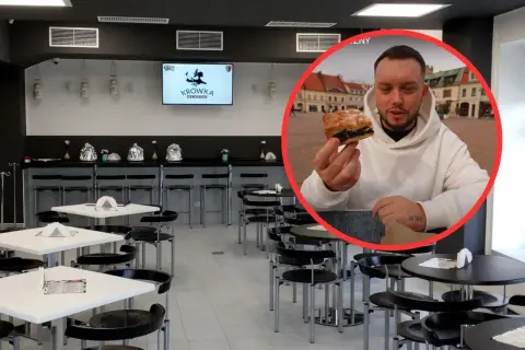 Wnętrze baru "Krowka". Mężczyzna w białej bluzie trzyma kawałek ciasta makowego. Sprawdzam polny bar mleczny opinie.