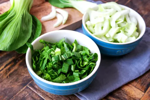 Frischer Pak Choi, einmal gehackt und einmal in Streifen geschnitten, bereit für die Zubereitung.