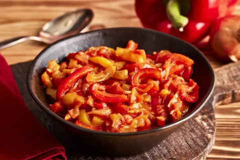 Schüssel mit Letscho, einem herzhaften Paprika-Eintopf. Ein einfaches und leckeres Letscho Rezept.