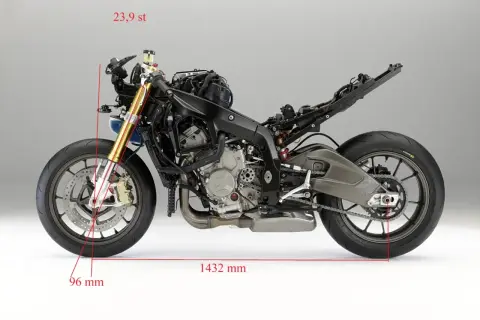 Motocykl BMW z zaznaczonymi wymiarami: 23,9 st, 96 mm i 1432 mm.