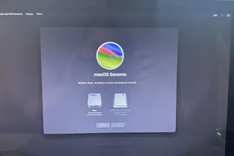 Ekran instalacji macOS Sonoma. Wybierz dysk, aby dowiedzieć się, jak sformatować MacBooka.