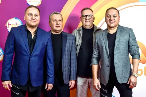Czterech mężczyzn w eleganckich strojach pozuje na tle logo "halo tu Polsat". Wyglądają jakby właśnie zeszli ze sceny po udanym występie, a ich styl przypomina ściernisko tekst.