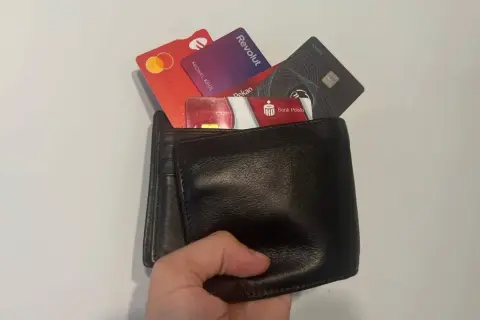 Portfel z kartami płatniczymi, w tym Revolut i Bank Polski. Michał Krol korzysta z cudzej karty płatniczej za zgodą.