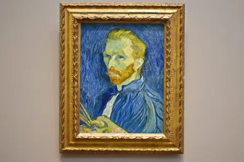 Portret Vincenta van Gogha, artysty, którego burzliwy **van gogh życiorys** inspirował pokolenia. Widać pędzel i paletę, gotowe do uchwycenia kolejnego fragmentu świata.