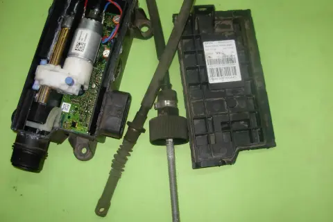 Elementy mechanizmu hamulca ręcznego elektrycznego Toyota Avensis. Rozwiązanie problemu jak odblokować hamulec ręczny elektryczny Toyota Avensis.