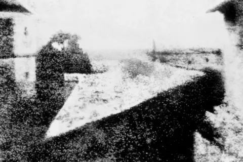 Pierwsze zdjęcie świata, z 1826 roku, pokazuje widok z okna. Właśnie wtedy powstała fotografia.