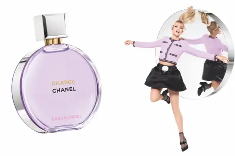 Chanel Chance 100ml. Radosna kobieta w pastelowej stylizacji skacze przed lustrem, obok flakonik perfum.