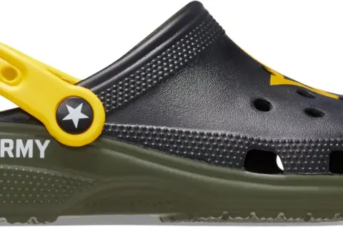 Crocs militari con logo U.S. ARMY e stella gialla. Suola verde e tomaia nera con dettagli gialli.