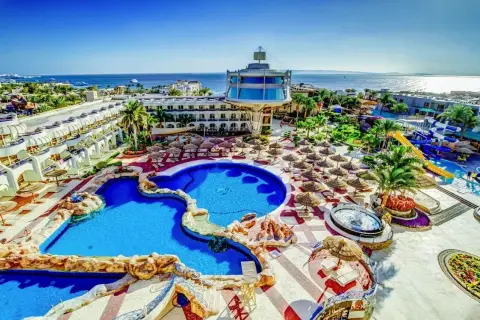 Widok na luksusowy **sea gull beach resort** z basenami, zjeżdżalniami i widokiem na morze.