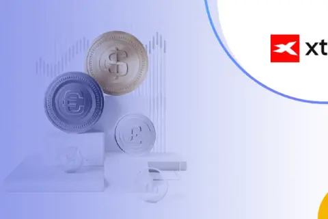Monety z symbolami euro, dolara i funta szterlinga na tle wykresu. Logo XTB sugeruje poziom depozytu.