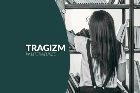 Dziewczyna szuka książek o tragizmie w literaturze. Na półkach biblioteki widać wiele tomów.