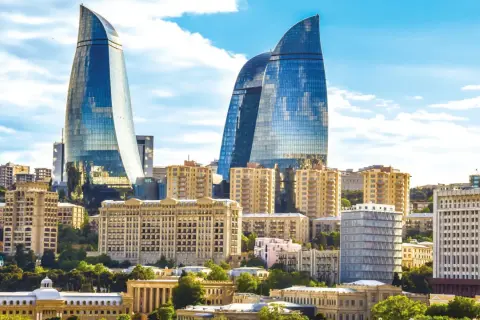 Nowoczesne wieżowce Flame Towers w Baku, symbolizujące rozwój i bezpieczeństwo Azerbejdżanu, na tle błękitnego nieba.