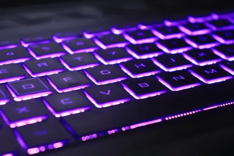 Klawiatura Lenovo z fioletowym podświetleniem. Dowiedz się, jak włączyć podświetlaną klawiaturę Lenovo, aby grać lub pracować w ciemności.