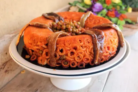 Timballo di anelletti alla palermitana ricetta originale: un capolavoro di pasta, melanzane e piselli, pronto per essere gustato.