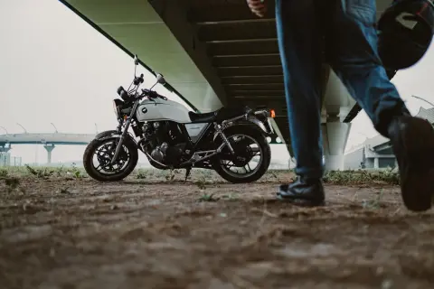 Motocykl Honda CB1100 pod mostem. Idealny do kategorii A2 prawo jazdy, jaką pojemność?