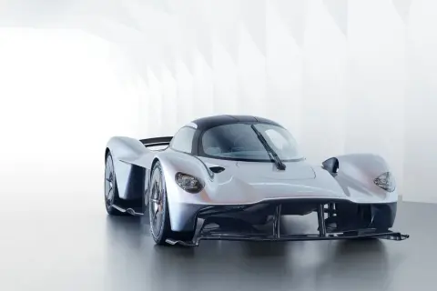 Srebrny Aston Martin Valkyrie, supersamochód o futurystycznym designie, prezentuje swoje aerodynamiczne linie w minimalistycznym wnętrzu.