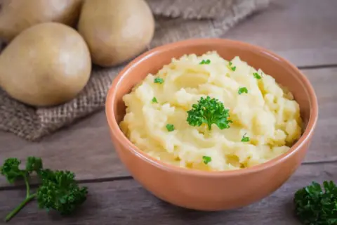 Pyszne, kremowe puree ziemniaczane, idealne do obiadu. Zobacz, jak zrobić puree krok po kroku!