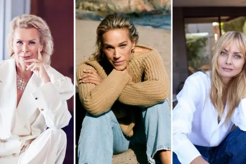 Tre kvinnor visar upp olika stilar för smart casual dress code. En i vit kostym, en i stickad tröja och jeans, och en i vit skjorta och jeans.