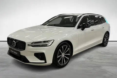 Vit Volvo V60 laddhybrid, perfekt för dig som söker kamremsbyte volvo v60 pris. Modern design och premiumkänsla.