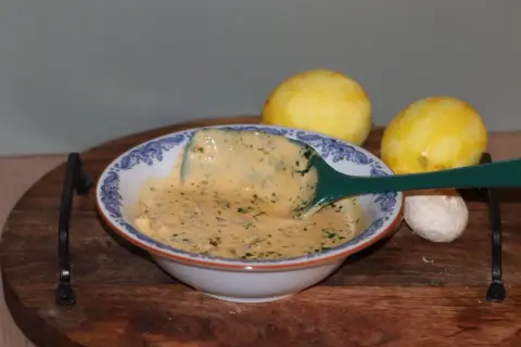 Krämig sås till lamm med citron och vitlök. Perfekt för att lyfta smaken på din lammstek.