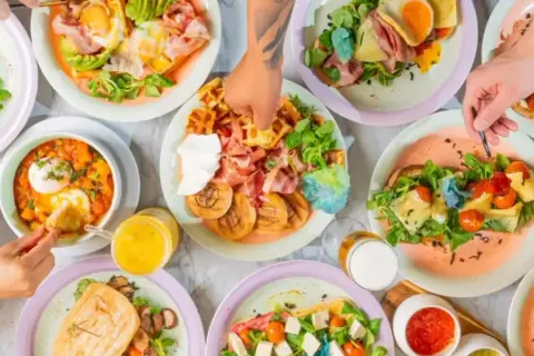 Disfruta de un delicioso brunch en Zaragoza con tostadas, huevos, gofres y más. ¡Un festín para compartir!