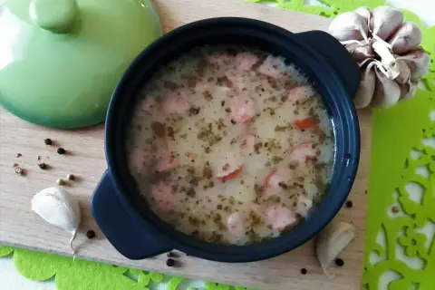 Ile kcal ma żurek z kiełbasą i ziemniakami? Zaskakujące wartości!