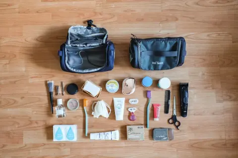 Reiseapotheke und Pflegeutensilien für Backpacking: Zahnbürste, Rasierer, Cremes, Bürste, Schere, Haarschneider und mehr.