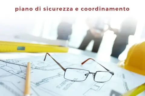 Il psc cos'è? Un piano di sicurezza e coordinamento su disegni tecnici, occhiali, matita, metro e casco.