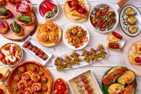 Bogactwo smaków kuchni hiszpańskiej: tapas z krewetkami, małżami, owocami morza, papryczkami i oliwkami.