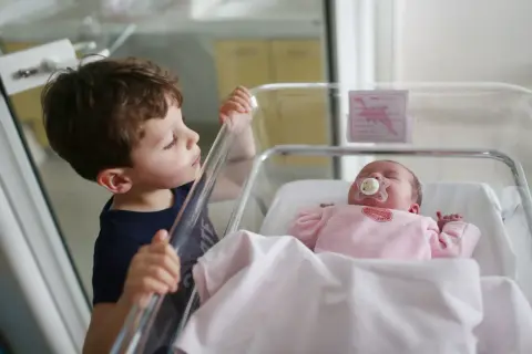 Un jeune garçon découvre son petit frère ou sa petite sœur, le premier enfant de la famille.