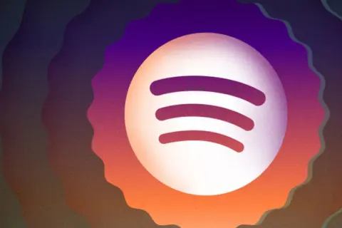Spotify logo na tle falujących, gradientowych kolorów. Może to być grafika zapowiadająca top 10 artystów Spotify.