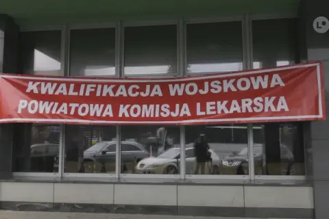 Czerwony baner informuje o kwalifikacji wojskowej i powiatowej komisji lekarskiej.
