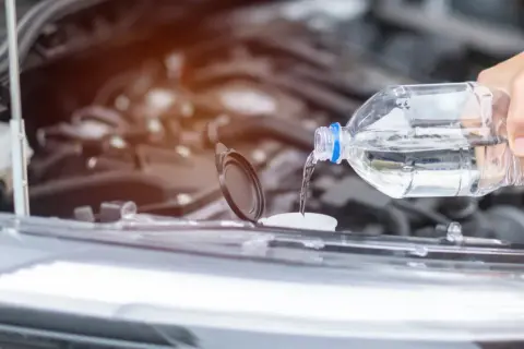 Dolewanie płynu do chłodnicy. Dlaczego ubywa płynu chłodniczego a nie ma wycieku? Może to być para wodna lub spalanie w cylindrach.