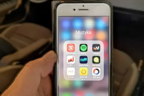 Muzyka elektroniczna do samochodu – najlepsze utwory na każdą trasę