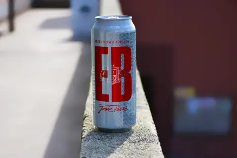 Piwo EB Jasne Pełne ma 5.0% alkoholu. Srebrna puszka z czerwonym logo EB.