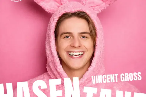 Vincent Gross im pinken Hasen-Hoodie, lächelnd. Seine Single "Hasentanz" ist ein Bestseller.