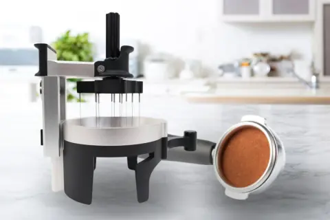 En nålfördelare för kaffe mal, som hjälper till att jämna ut kaffepulvret för en perfekt espresso.