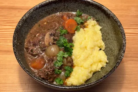 En mustig gryta med mört kött, morötter, lök och svamp, serverad med krämigt potatismos. Ett perfekt recept gryta för kalla dagar.