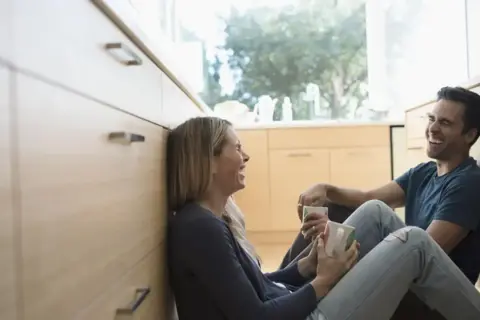 Para dowcipkuje przy kawie, co może być kluczem, jak rozmawiać z mężem który nie chce rozmawiać.