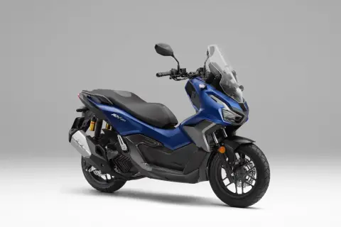 Scooter azul Honda ADV 160 con parabrisas alto y asiento negro, lista para la aventura.