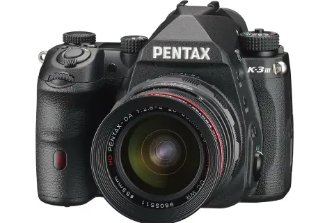 La Pentax K-3 III, protagonista di questa recensione, è una reflex digitale robusta e performante, pronta a catturare ogni tuo scatto.