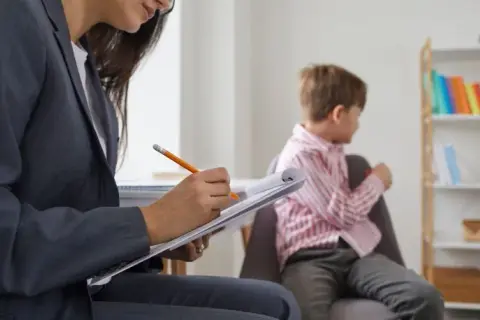 Czy pracownik niepedagogiczny może opiekować się uczniem samodzielnie?