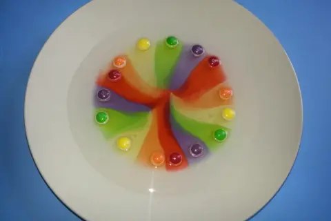 Jak zrobić tęczę ze Skittles? Prosty eksperyment, który zachwyci dzieci!