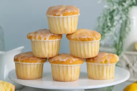 Gestapelte Zitronenmuffins mit Zuckerguss, perfekt für ein Zitronenmuffins Rezept.