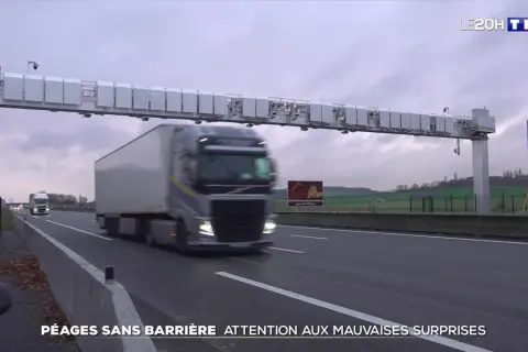 Camion passant sous un portique de péage sans barrière. Le paiement du péage flux libre est automatique.