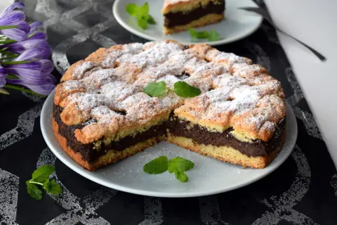 Wilgotny makowiec na kruchym spodzie, oprószony cukrem pudrem, z listkami mięty. Pyszny deser na każdą okazję.