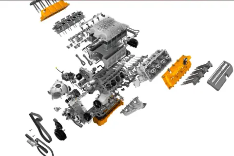 Rozłożony silnik Hellcat z pomarańczowymi elementami i napisem "SUPERCHARGED HEMI".