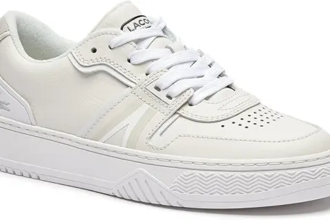Sneaker Lacoste blanche, style décontracté, taille 3. Le logo du crocodile est discret sur le côté.