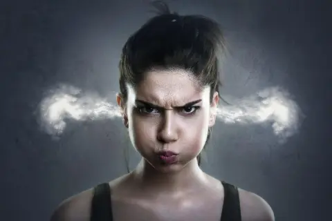 Mujer con cara de enfado y vapor saliendo de sus orejas. Ideal para buscar frases para cuando estas enfadado.