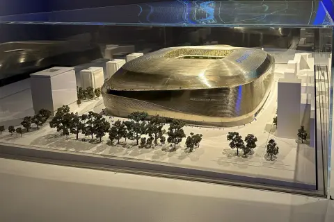 Model stadionu Realu Madryt, Santiago Bernabéu, z otaczającymi budynkami i drzewami.